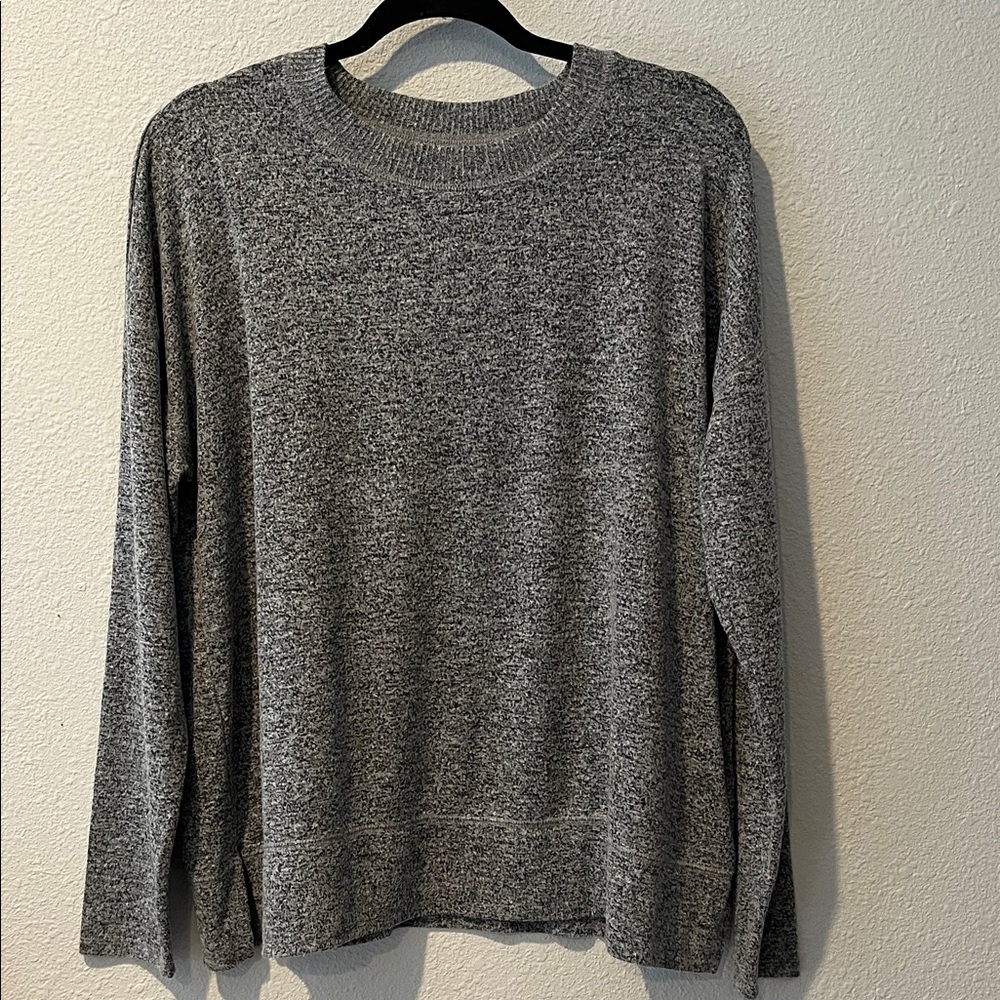 Lucky Brand Heather Gray Crewneck Pull on Top
Long sleeve, side slit hem
Sz L